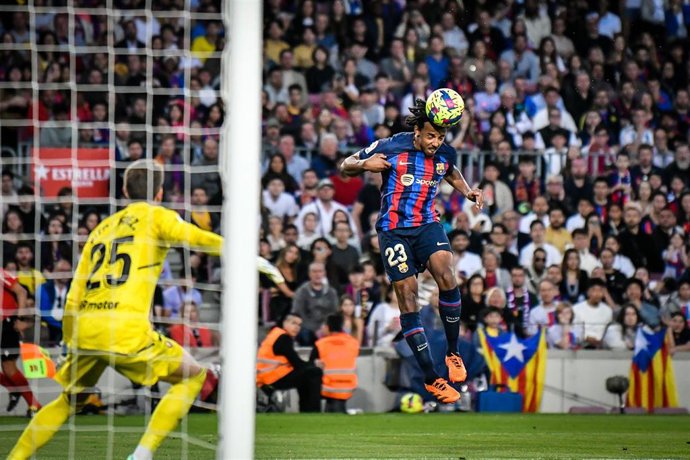 02 May 2023, Spain, Barcelona: Barcelona's Jules Kounde heads towards goal during the Spanish Primera Division soccer match between Barcelona and Osasuna at the Camp Nou stadium. Photo: Felipe Mondino/LPS via ZUMA Press Wire/dpa
