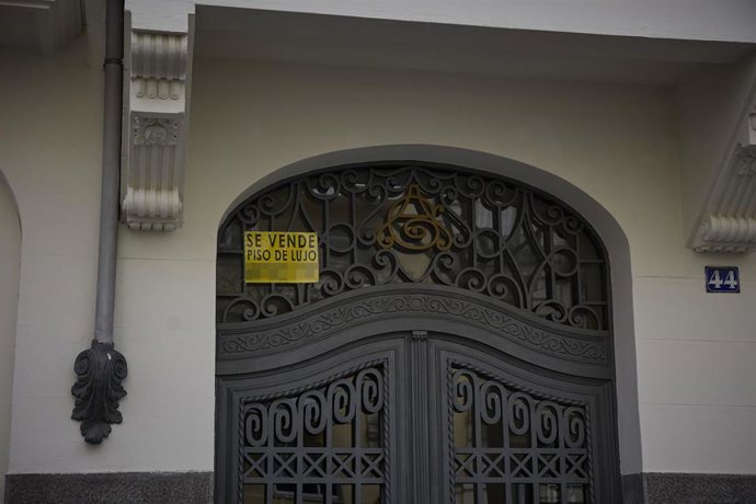 Archivo - Cartel de un piso de lujo en venta en Madrid.