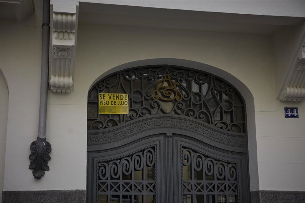 Archivo - Cartel de un piso de lujo en venta en Madrid.