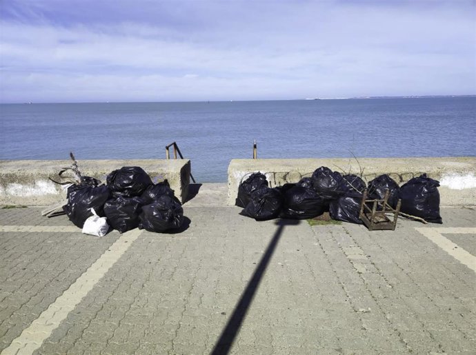 La Autoridad Portuaria retira más de 1.000 kilos de basura de las escolleras de la Bahía de Cádiz