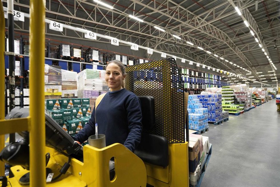 Archivo - Trabajadora de Mercadona en un bloque logístico