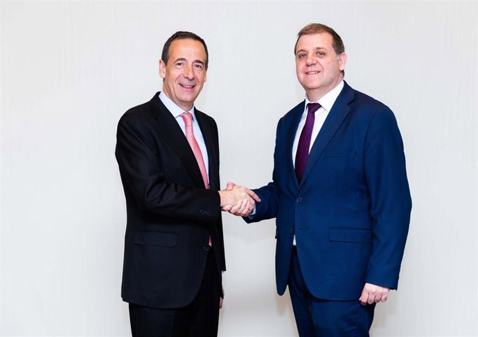 El consejero delegado de CaixaBank, Gonzalo Gortázar; el presidente de Correos, Juan Manuel Serrano