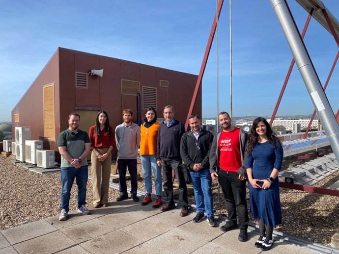 Equipo de la US que participa en la investigación relacionada con el control de las plantas termosolares.