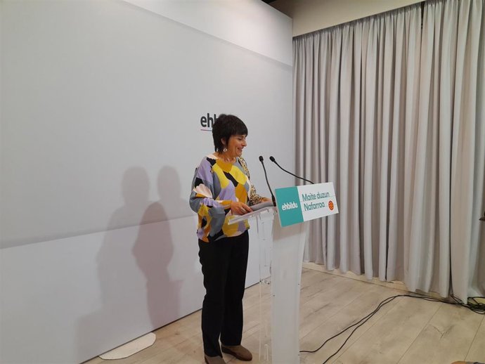 La candidata de EH Bildu a la Presidencia de Navarra, Laura Aznal, en la rueda de prensa