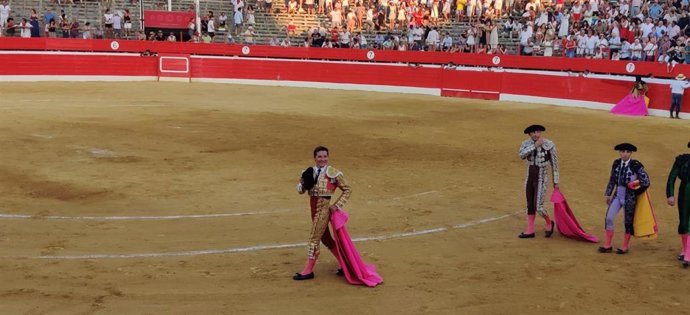 El torero Diego Urdiales da la vuelta al ruedo en la plaza de toros de Calahorra