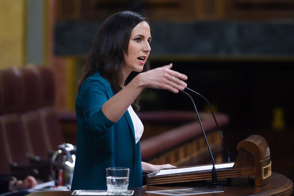 La ministra de Derechos Sociales y Agenda 2030, Ione Belarra, interviene durante una sesión plenaria en el Congreso de los Diputados, a 27 de abril de 2023, en Madrid (España). 