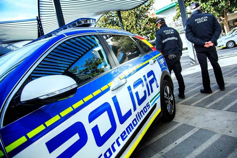Vehículo y agentes de la Policía Local de Torremolinos.