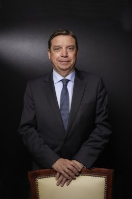 Archivo - El ministro de Agricultura, Pesca y Alimentación, Luis Planas, posa para Europa Press, a 11 de abril de 2022, en Madrid (España). Luis Planas es inspector de trabajo, diplomático, político y, actualmente, ministro de Agricultura, Pesca y Alime