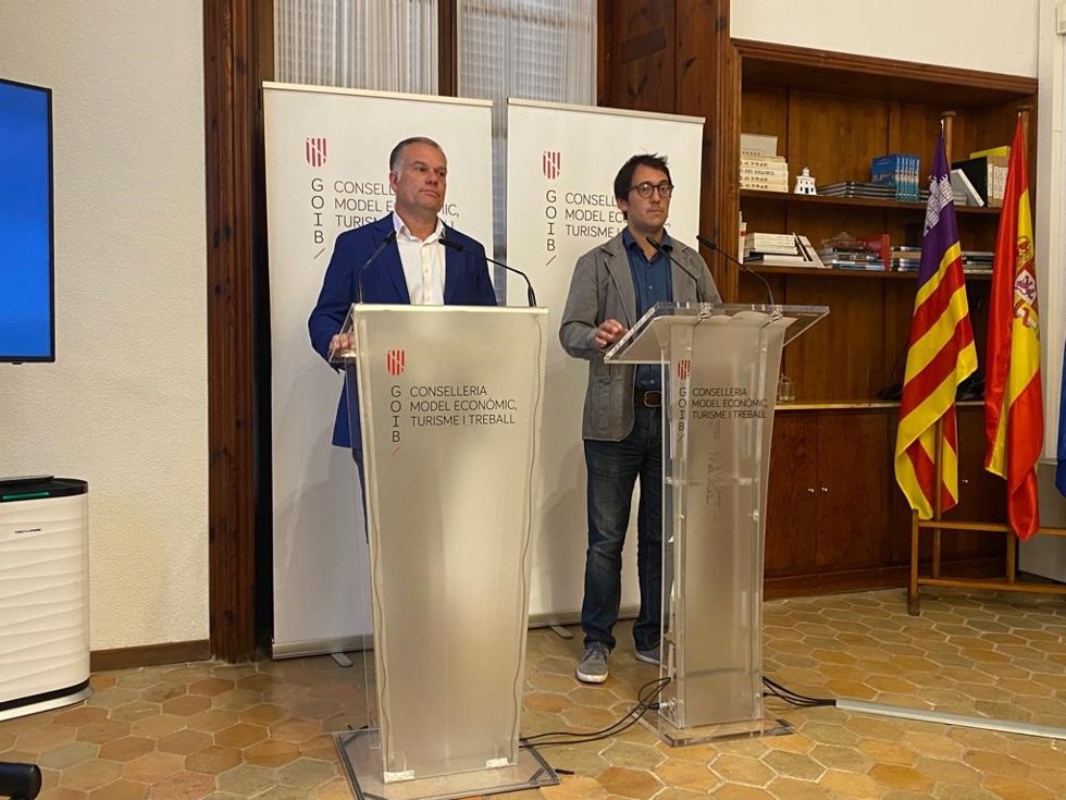 El director general de Modelo Económico y Empleo, Lloren Pou, y el conseller de Modelo Económico, Turismo y Trabajo, y portavoz del Govern, Iago Negueruela.