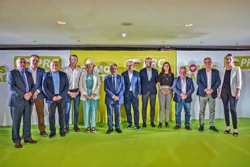 Candidatos del PRC a las alcaldías del arco de la bahía junto con el lider del partido, Miguel Ángel Revilla.
