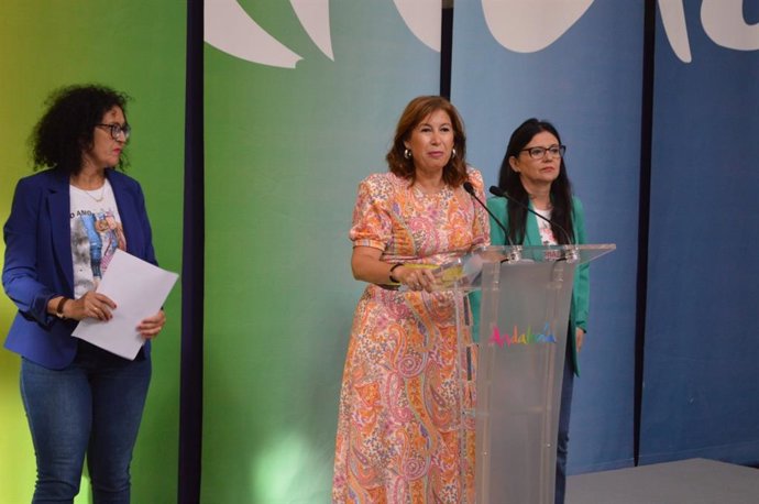 La delegada territorial de Turismo, Cultura y Deporte de la Junta de Andalucía, Gemma del Corral; la alcaldesa del municipio, Mercedes Montero, y la primera teniente de alcalde, Isabel Alba.