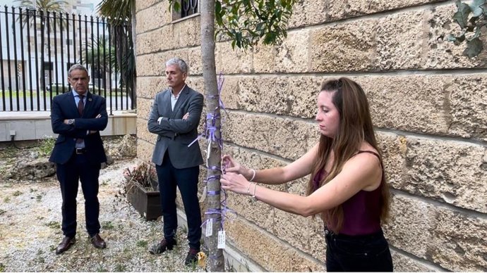 El subdelegado del Gobierno en la provincia de Cádiz, José Pacheco, participa en el minuto de silencio por el asesinato de una mujer en Jerez