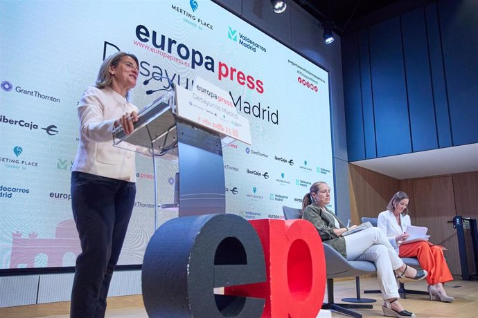 (I-D) La vicepresidenta tercera y ministra para la Transición Ecológica y el Reto Demográfico, Teresa Ribera, interviene, durante un desayuno informativo de Europa Press, a 4 de mayo de 2023, en Madrid (España).