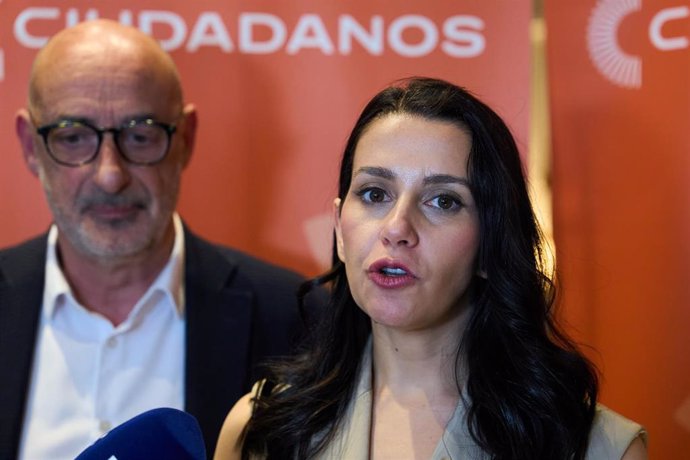 La portavoz de Ciudadanos en el Congreso, Inés Arrimadas, y el candidato del partido a la Presidencia de Cantabria, Félix Álvarez