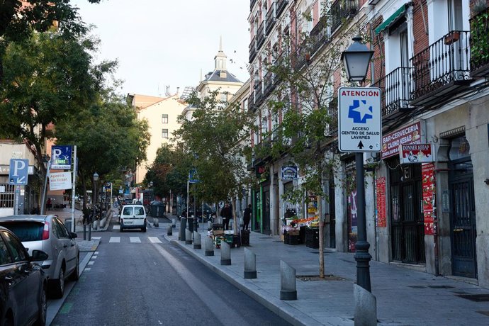 Archivo - Cartel informativo que anuncia el acceso al centro de salud, en Lavapiés, a 22 de octubre de 2022, en el barrio de Embajadores, en distrito Centro, Madrid (España).