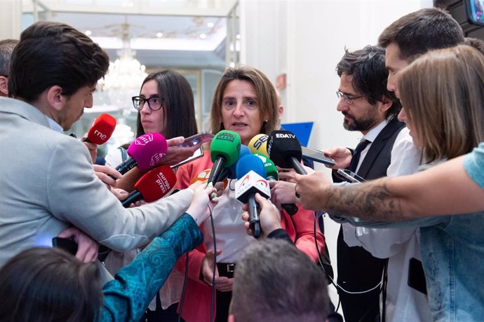 La vicepresidenta tercera y ministra para la Transición Ecológica, Teresa Ribera, atiende a medios tras un desayuno informativo de Fórum Europa, en el Hotel Mandarin Oriental Ritz, a 28 de abril de 2023, en Madrid (España).