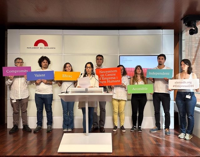 Roda de premsa de les entitats socials catalanes al Parlament