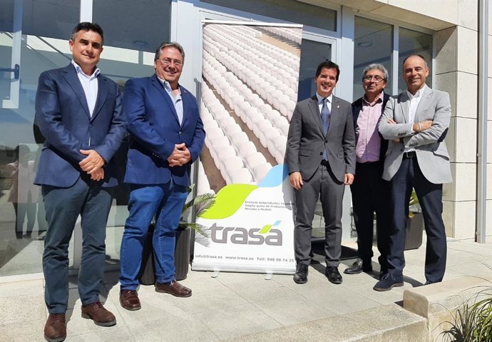 Jesús Miguel Fernández, consejero de Trasa; el presidente de la empresa, Cayo Martínez; el consejero Mikel Irujo; José Ignacio Pardo, acalde de Milagro; y José Ramón Íñigo San Marcelino, gerente de Trasa.