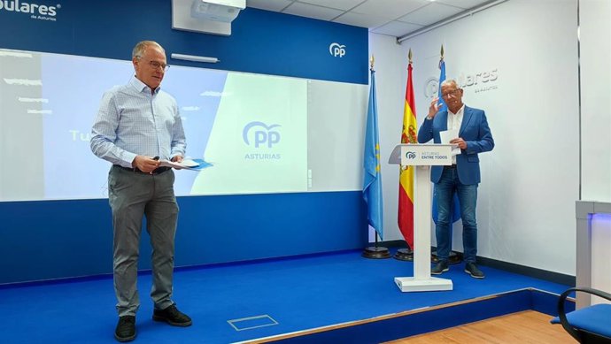 El candidato del PP a la Presidencia del Principado, Diego Canga, junto al diputado José Felgueres.