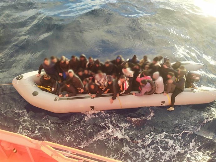 Neumática con los migrantes rescatados al este de Lanzarote