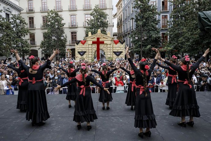 Archivo - Espectáculo flamenco frente a la cruz del Ayuntamiento, en imagen de archivo correspondiente a la celebración de 2022