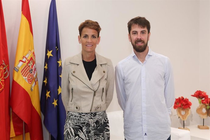 La presidenta de Navarra, María Chivite, y el director general del Grupo Empresarial Enhol, Diego Oliver Gimeno