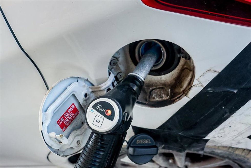 Archivo - Un manguera de diesel reposta combustible en un vehículo, en una gasolinera, a 2 de diciembre de 2022, en Madrid (España). Los combustibles de automoción vuelven a abaratarse a las puertas del puente de la Constitución. La gasolina baja de pre