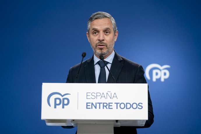 El vicesecretario de Economía del PP, Juan Bravo, durante una rueda de prensa, en la sede del PP, a 19 de abril de 2023, en Madrid (España).