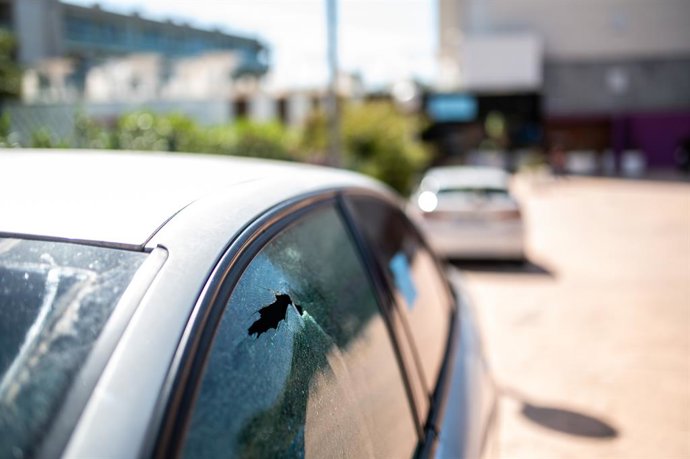 Finestreta d'un cotxe trencada a causa d'un tret, a la plaa de les Palmeres de Salou