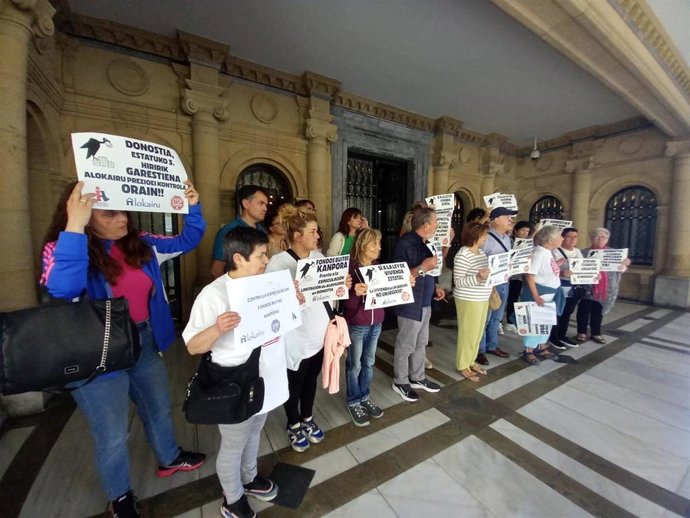 Concentración de Stop Desahucios, Inquilinos Azora y Alokairu Benta Berri tras el Pleno.