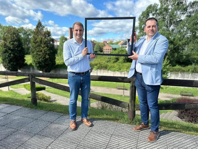 El candidato de Foro Oviedo a la Alcaldía de la capital asturiana, Carlos Suárez, y el candidato a la Presidencia del Principado, Adrián Pumares.