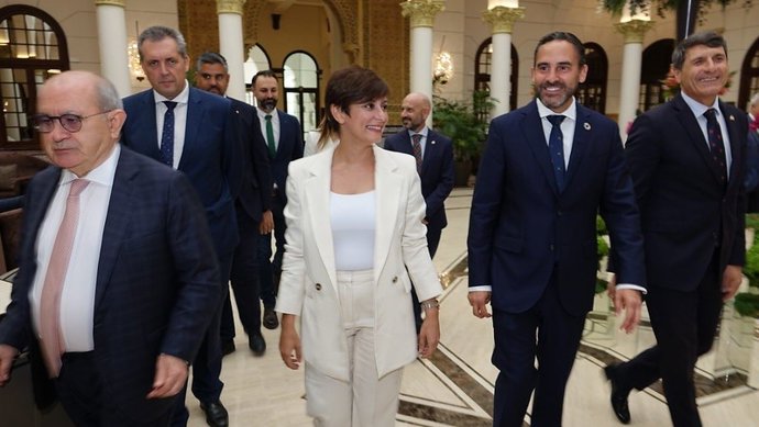 El candidato socialista a la Alcaldía de Málaga y secretario general del PSOE de Málaga y candidato socialista a la Alcaldía, Daniel Pérez, junto con la ministra de Política Territorial y portavoz del Gobierno de España, Isabel Rodríguez