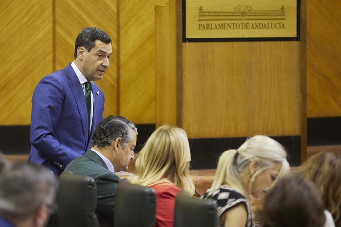 El presidente de la Junta de Andalucía, Juanma Moreno, este jueves en el Pleno del Parlamento en su respuesta al portavoz del Grupo Mixto-Adelante Andalucía, José Ignacio García.