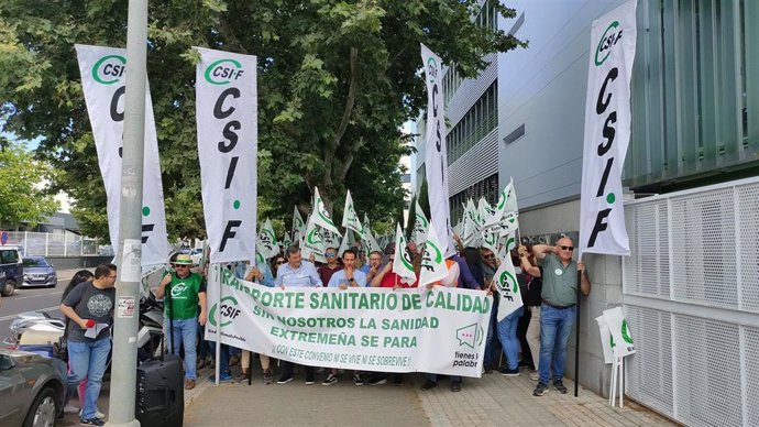 El sindicato CSIF se concentra ante el SES para exigir que la empresa concesionaria negocie el convenio colectivo.