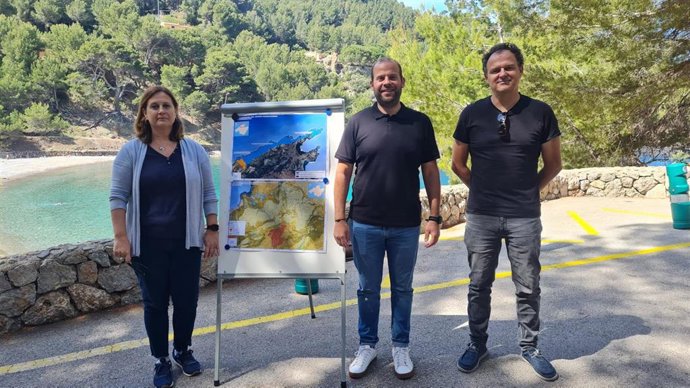 El conseller Miquel Mir, y el director general de Espacios Naturales y Biodiversidad, Lloren Mas, presentando el proyecto de ampliación de dos espacios de la Red Natura 2000 en la Serra de Tramuntana
