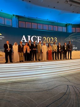 Blanca Sorigué (la quarta per l'esquerra) amb la resta de la junta directiva de World Free Zone Organization