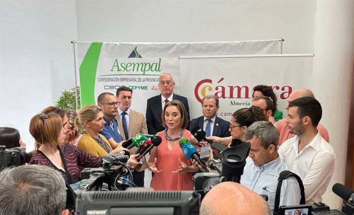 Cuca Gamarra atiende a los medios antes de reunirse con empresarios en Almería