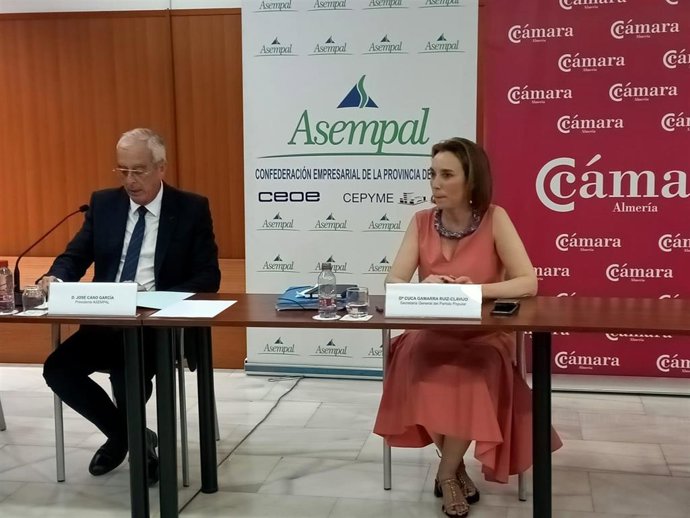 El presidente de Asempal, José Cano, junto a la secretaria general del PP, Cuca Gamarra.