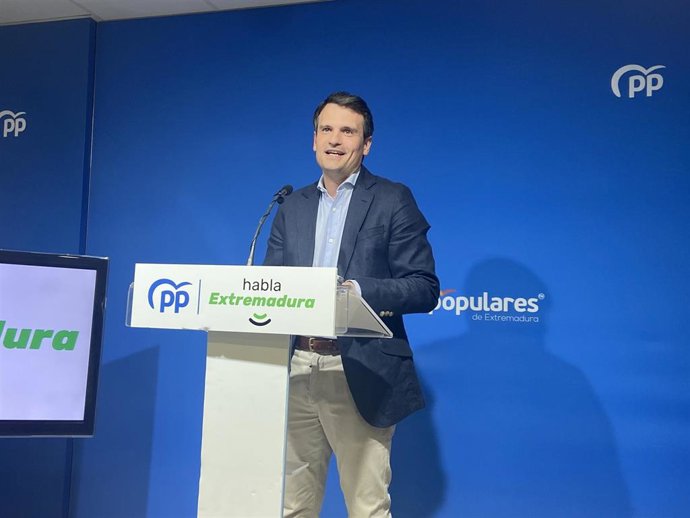 El secretario general del PP de Extremadura, Abel Bautista, ofrece una rueda de prensa