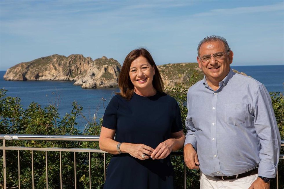 La presidenta del Govern, Francina Armengol, con el alcalde de Calvi, Alfonso Rodríguez.