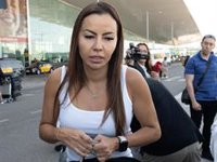 La exmujer de Dani Alves llega a Barcelona con sus dos hijos y defiende su inocencia: "100%. Nunca ha habido duda"