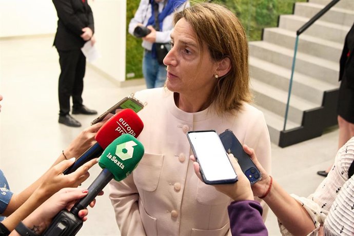 La vicepresidenta tercera y ministra para la Transición Ecológica y el Reto Demográfico, Teresa Ribera, ofrece declaraciones a los medios a su salida de un desayuno informativo de Europa Press, a 4 de mayo de 2023, en Madrid (España).