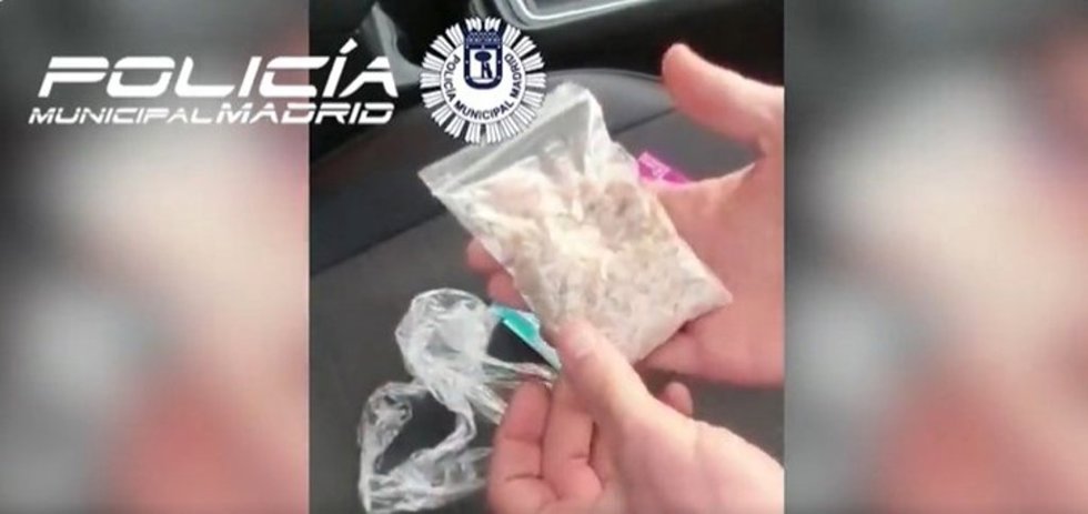 Metanfetamina intervenida a los dos ocupantes del VTC en Villa de Vallecas.