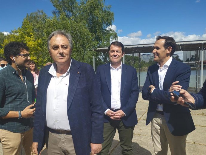 El presidente de la Junta, en el centro, durante su visita a Laguna de Duero para apoyar al candidato del PP, Avelino Álvarez.