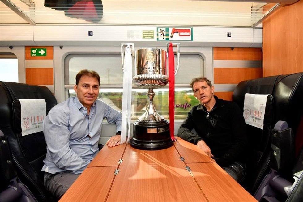 Rafa Martín Vázquez (izda) y Jon Andoni Goicoetxea con el trofe de la Copa del Rey