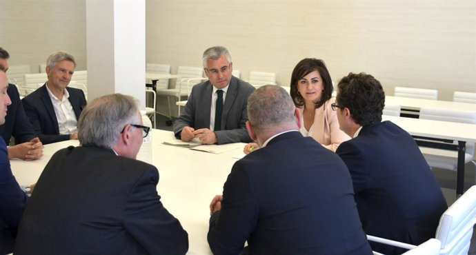 La secretaria general del PSOE riojano, Concha Andreu, con el Colegio de Economistas