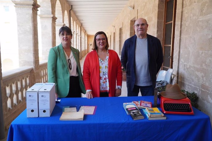 (De Izquierda A Derecha) La Heredera De Maria Antnia Oliver, Carme Castells; La Consellera De Cultura, Patrimonio Y Política Del Consell De Mallorca, Bel Busquets; Y El Heredero Del Folklorista Andreu Ferrer, Andreu Ferrer Artigues