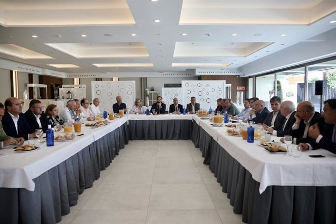 Núñez en la Mesa con las Denominaciones de Origen y las Figuras de Calidad de Castilla-La Mancha.