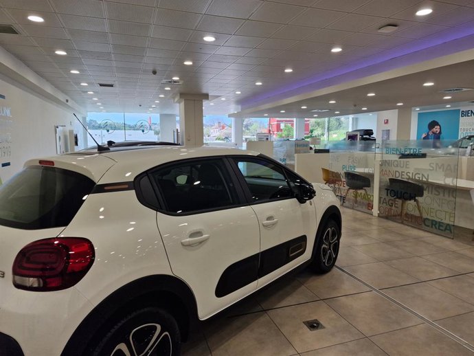 Concesionario de automóviles.