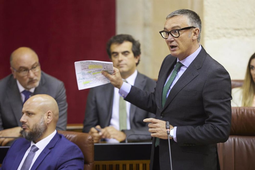 El portavoz del Grupo Parlamentario Vox, Manuel Gavira, realiza la pregunta de control al presidente de la Junta de Andalucía, Juanma Moreno, durante la segunda jornada del Pleno del Parlamento andaluz en el Parlamento de Andalucía, a 4 de mayo de 2023 